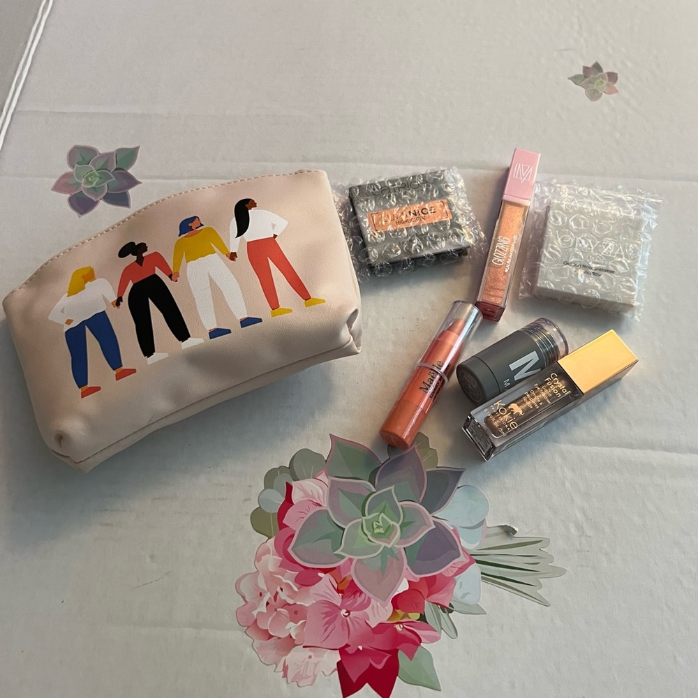 Eyeshadow Eye Liner Mascara Bundle of 5 Ispy Cosmetic Bag Bundle